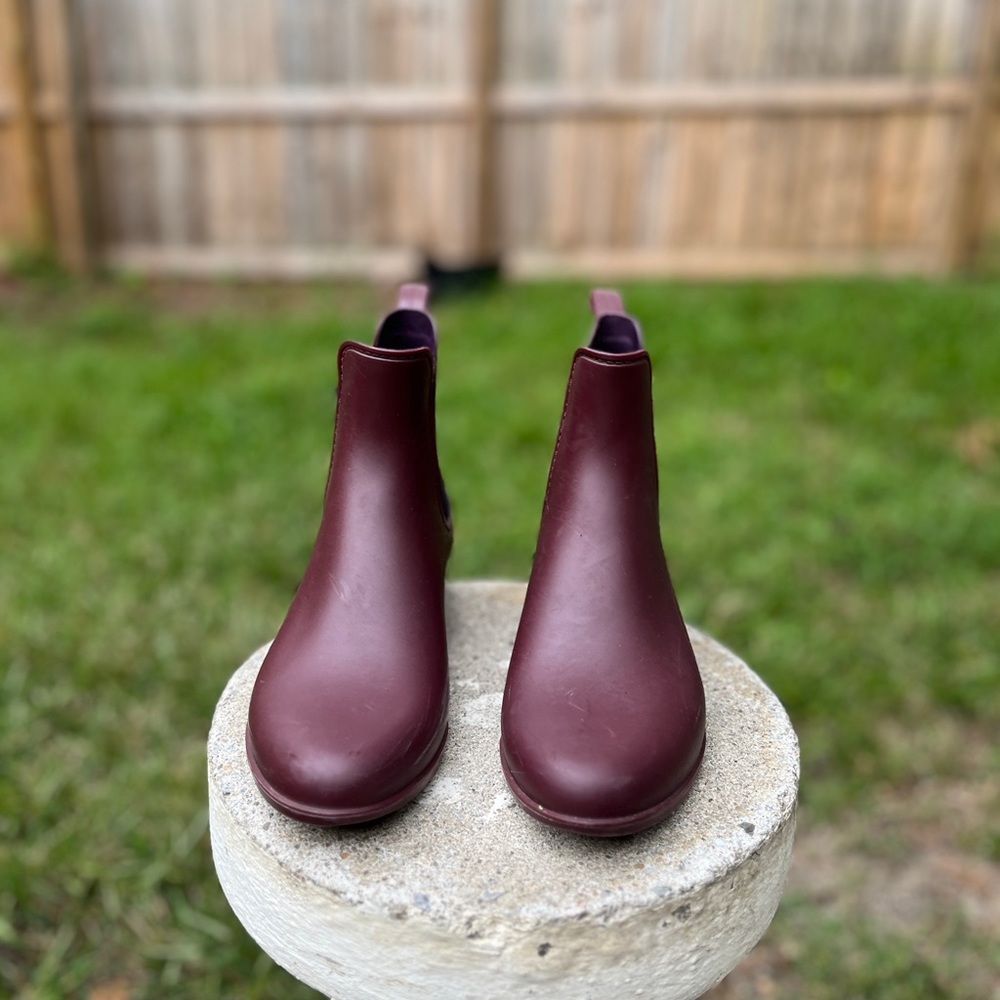 J Crew Matte Chelsea Rain Boots Burgundy Women’s size 8